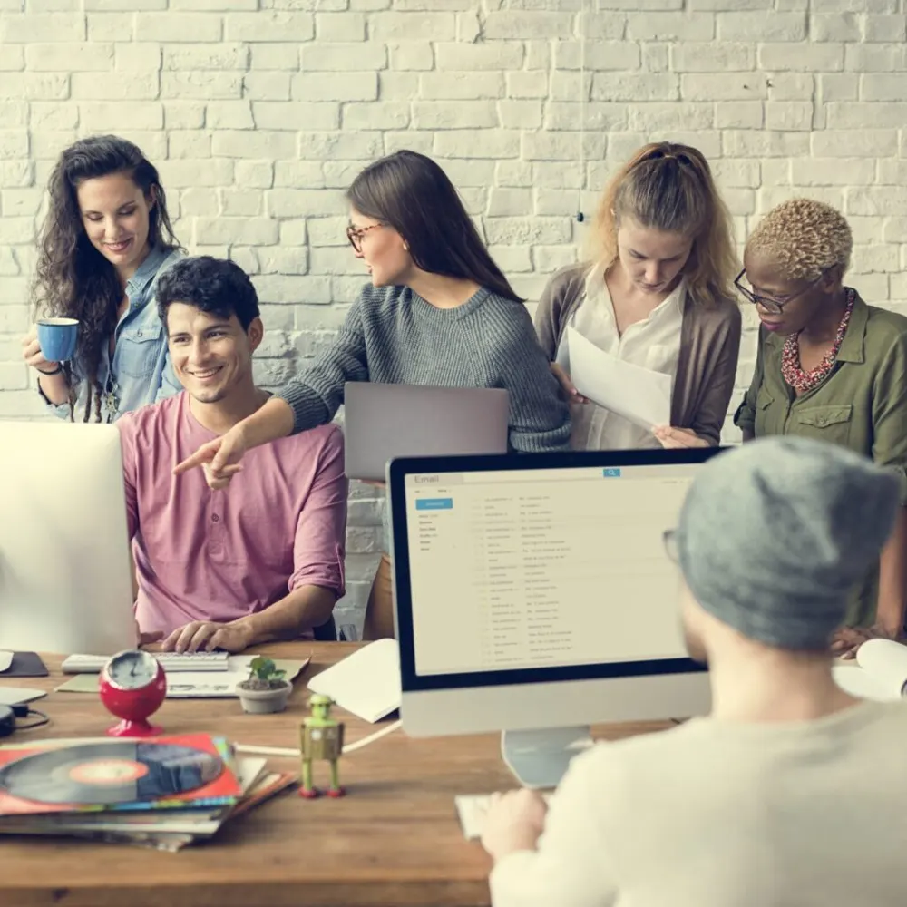 Onlincer specialists at work